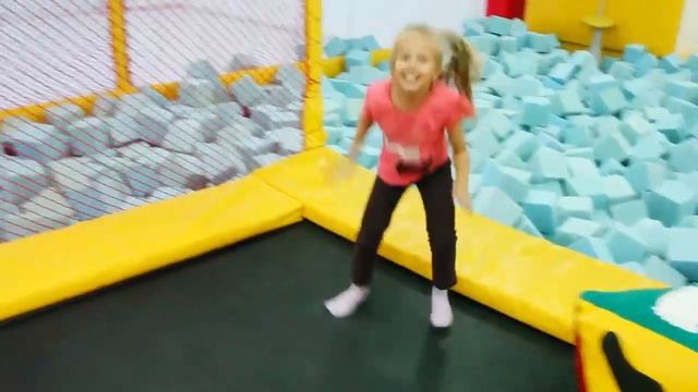 Маленькая Алиса Че на дне рождения брата Тимофея смотреть онлайн