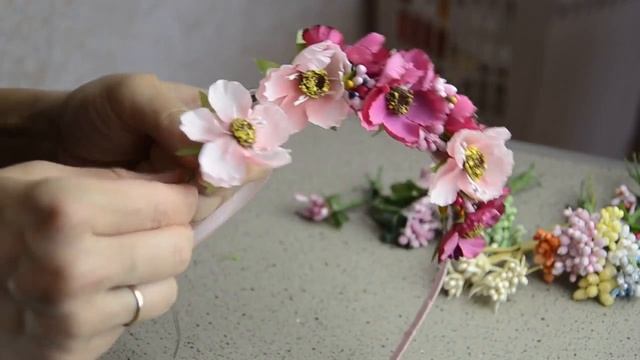 Как сделать цветочный ободок для волос... смотреть онлайн