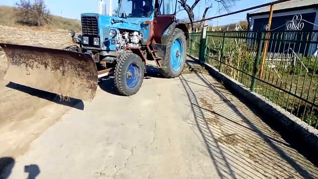 МТЗ 80-л + самодельный отвал для земли смотреть онлайн