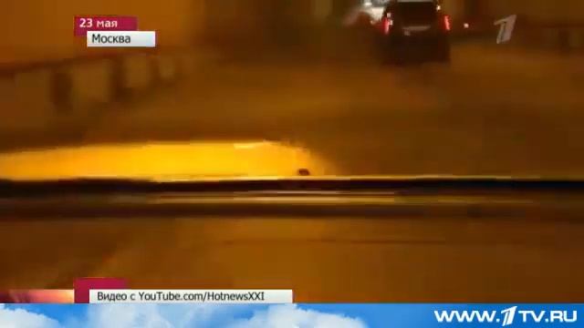 В Москве лихачь на Subaru ехал с бешенной скоростью и врезался в пробку Видео смотреть онлайн