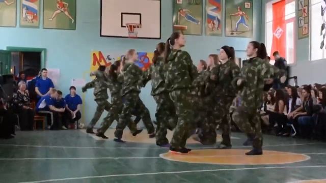 Девчонки от отмечает 23 февраля. С праздником. смотреть онлайн