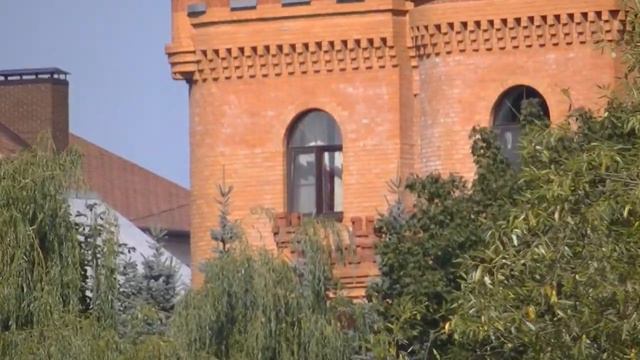 Дом с башенками на другой стороне реки Пахра - (5) смотреть онлайн