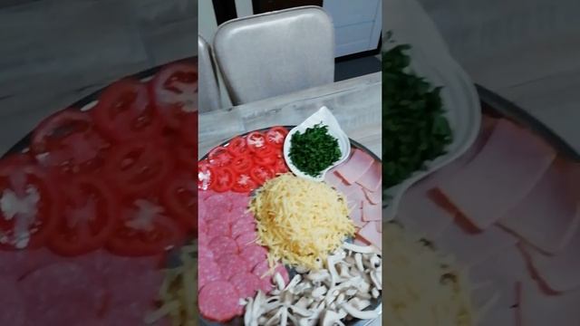 Пицца в духовке. Грибная. Салями. смотреть онлайн