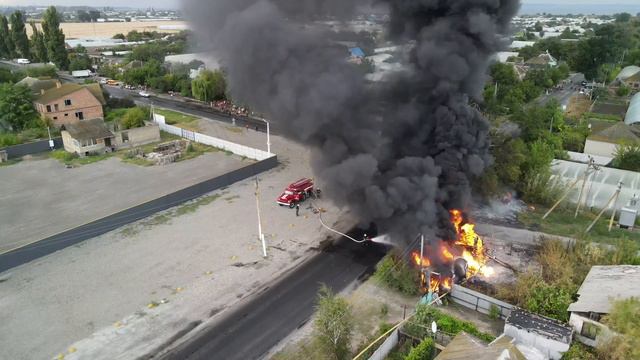 Перевернулся и загорелся бензовоз в Каменке-Днепровской. смотреть онлайн