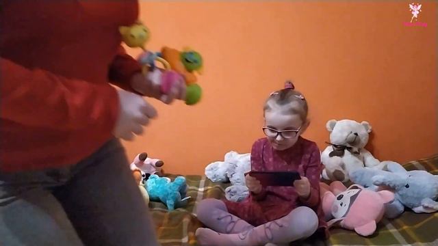 Алиса хочет быть маленькой. Весь день как малыш