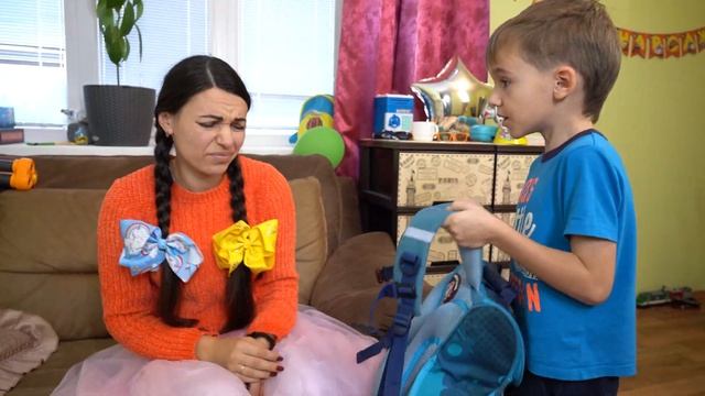 Мама стала маленькой и Максим ведет ее в школу