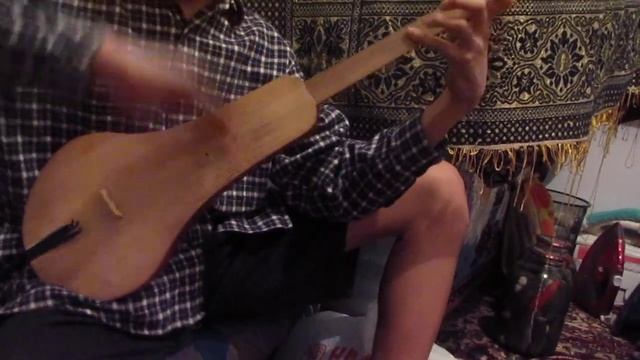 Мальчик играет на комузе часть 2 смотреть онлайн