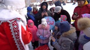 Дед Мороз и Снегурочка дарят детям сказку