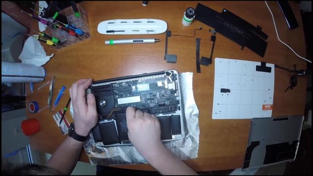 Výmena batérie a čistenie chladenia | MacBook Pro Retina 13" ealry 2015 | D-Fix servis смотреть онлайн