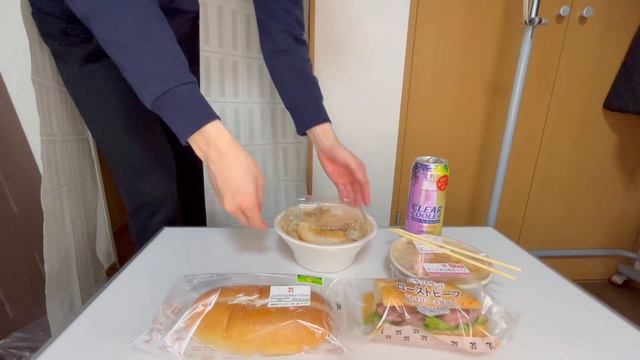 Trying 10 Ready to Eat Food from 7-Eleven in Japan. смотреть онлайн