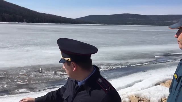 Женщина провалилась под лёд реки Илим в Приангарье смотреть онлайн