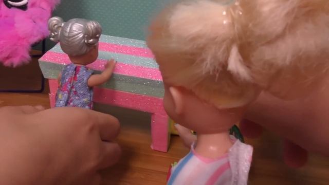 At the hotel ! Elsa & Anna toddlers are on vacation - fun activities - Barbie dolls #hotel смотреть онлайн