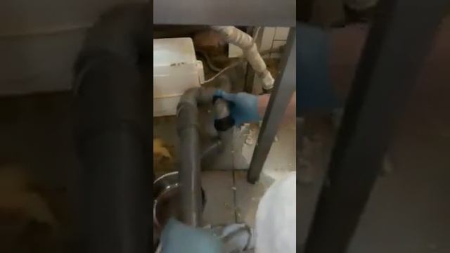 Прочистка труб канализации на кухне 0984557555