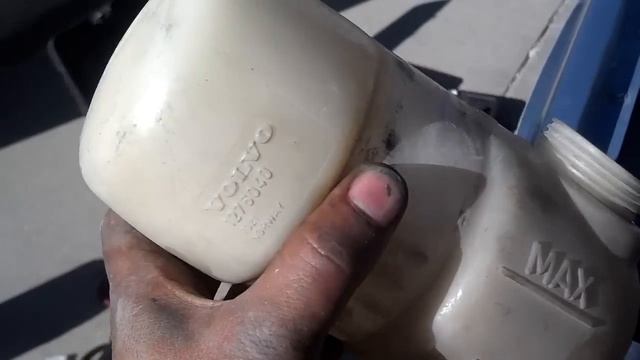 Coolant bottle, expansion tank, reservoir replacement, Volvo 740, 240, 940, etc. - VOTD смотреть онлайн