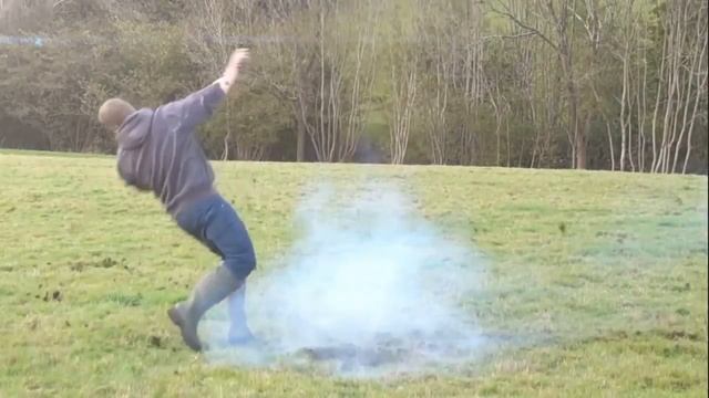 Решил взорвать говно и не отошел, вот что получилось... смотреть онлайн