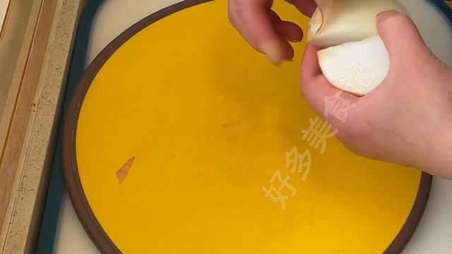 这道简单的法式鸡肉蘑菇汤，口味鲜美、营养丰富。French chicken and mushroom soup, rich in nutrients and delicious in taste смотреть онлайн