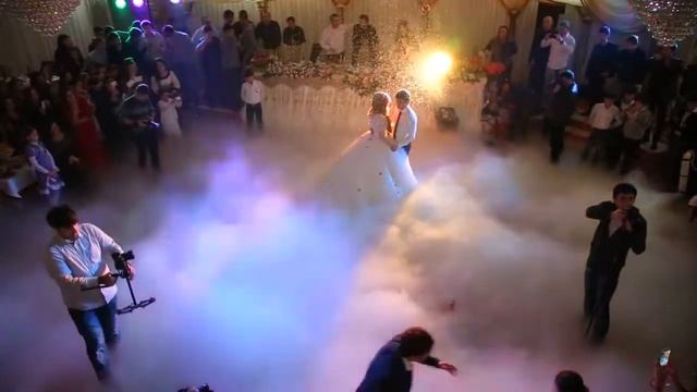 Первый танец в облаках Конфетти, снег смотреть онлайн