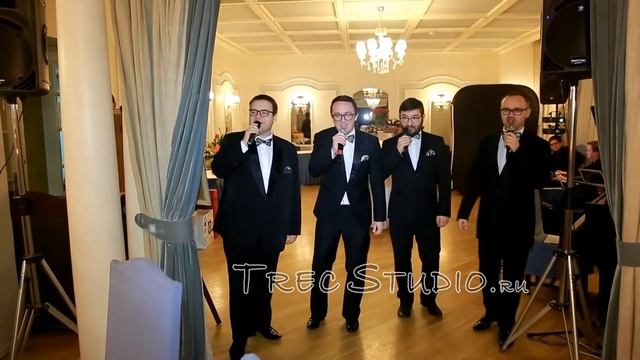 Акапелла вокалисты поют попурри из известных песен разных времен и вокальные кавера на мероприятии смотреть онлайн