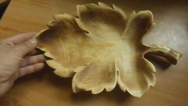 Поднос виноградный лист. Резьба по дереву.