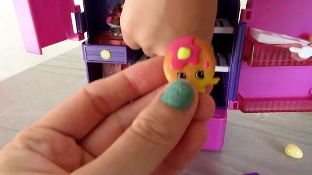 ШОПКИНС металический Холодильник Распаковка, Shopkins Season 4 Petkins So Cool Metallic Fridge смотреть онлайн