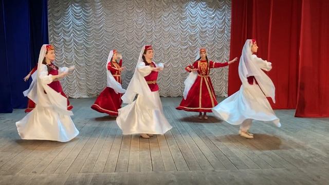 Ансамбль «Севинч» МБОУ «Октябрьская школа №3 имени И.Гаспринского», руководитель Адылова А.А. смотреть онлайн