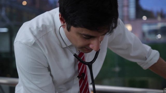 Yassir Javaid takes time out of conference to demonstrate a stethoscope check for valve disease смотреть онлайн