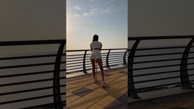 Тренировка с резинкой на набережной Дубая смотреть онлайн