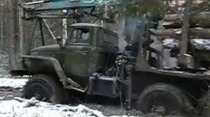 УРАЛ лесовоз проходит брод