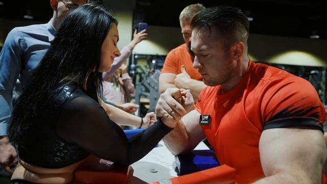 ЧЕМПИОНКА МИРА ПО АРМУ ПРОТИВ КАЧКОВ | ПРАНК В ЗАЛЕ смотреть онлайн