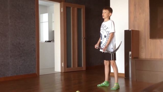 Трюки с клюшкой и теннисным мячом смотреть онлайн