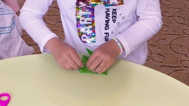 Как сделать прыгающую лягушку из бумаги . Frog out of paper смотреть онлайн
