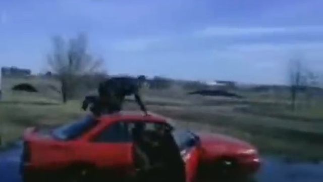 "Mazda 626 Coupe" automobilio šuolis per sniego krūvą (antra kamera) смотреть онлайн