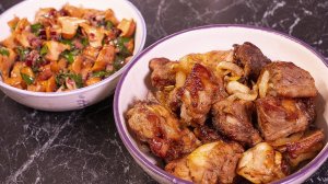 Свинина с корочкой на сковороде и лисички с зеленью на гарнир. Жаркое на обед