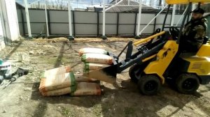 Мини погрузчик в работе в работе  на объекте