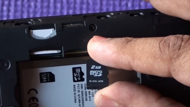 Lumia 520 : How to Insert SD and SIM Card смотреть онлайн