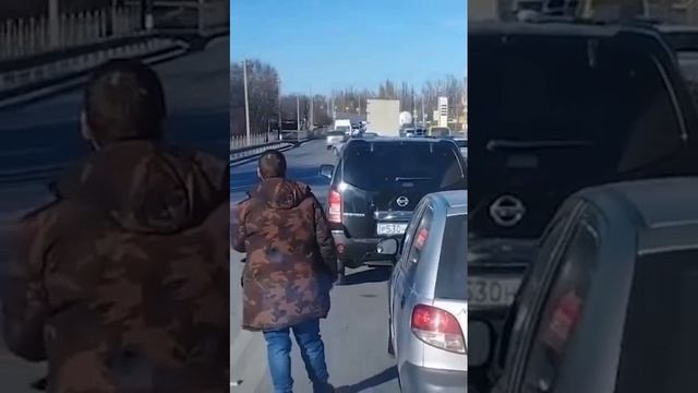 В Новошахтинске мужчина открыл стрельбу по полиции.mp4 смотреть онлайн