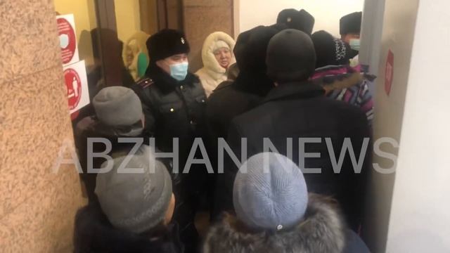 ЖЕНЩИНЫ ИЗБИВАЮТ ПОЛИЦИЮ смотреть онлайн