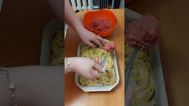 Гнезда из макарон с фаршем и сыром в духовке #shorts смотреть онлайн