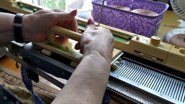 АЖУРНЫЕ ГОЛЬФЫ СО ШВОМ. ВЯЗАНИЕ НА МАШИНЕ. смотреть онлайн