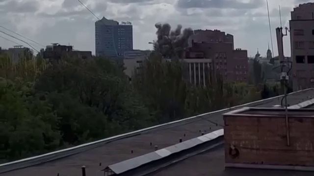 Момент прилета по центру Донецка.