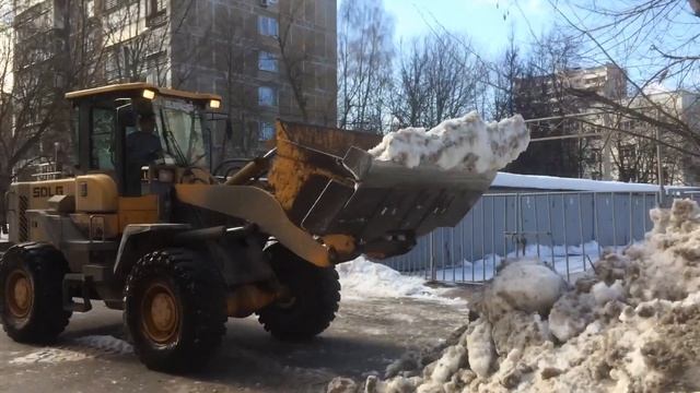 Переброска снега с одной стороны дороги на другую