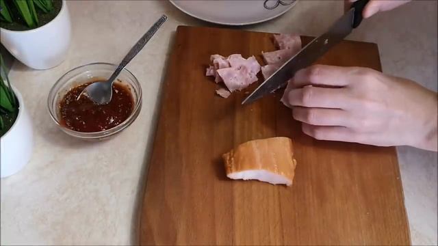 Тонкая пицца без дрожжей на воде. Готовим пиццу из остатков продуктов, которые нашли в холодильнике смотреть онлайн