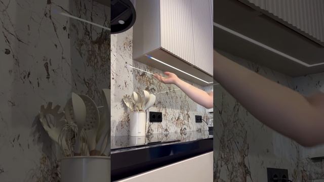 Разместить максимальный функционал на небольшой площади #кухнимосква #кухня #кухняназаказ #мебель смотреть онлайн