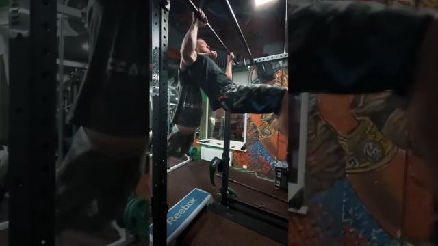 Отягощение с живым весом #турник #подтягивания #отжимания #стритлифтинг #воркаут #спорт смотреть онлайн