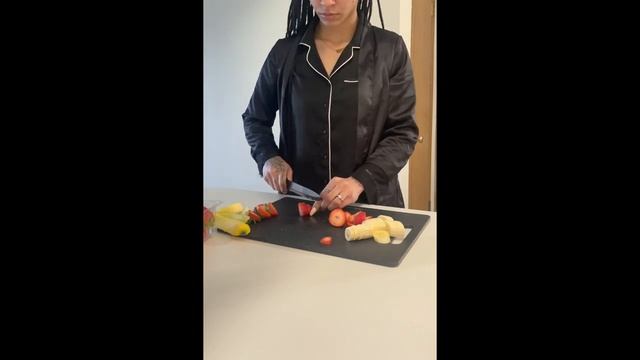 How to make a healthy fruit smoothie |beginners| смотреть онлайн