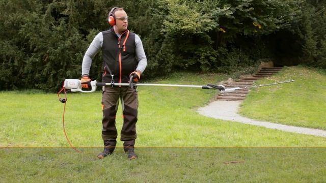 Starting and stopping a STIHL electric long reach hedge trimmer смотреть онлайн