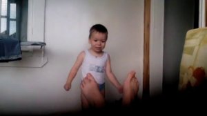 Брат нюхает у брата ноги