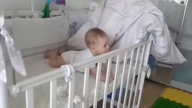 Ругается в кроватке)) смотреть онлайн