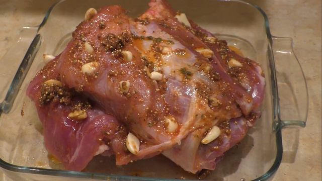 Свинина со специями, запеченая в духовке. Мясной деликатес. смотреть онлайн