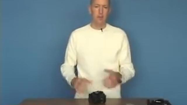 A Mini-DSLR Camera? Panasonic's Lumix DMC-G1 смотреть онлайн